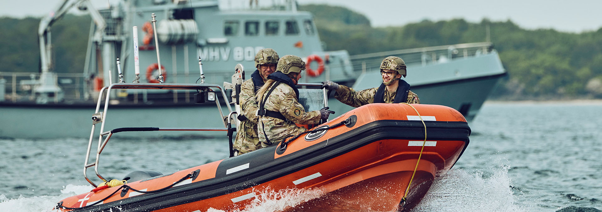 Medlemmer af Marinehjemmeværnet øver gummibådssejlads